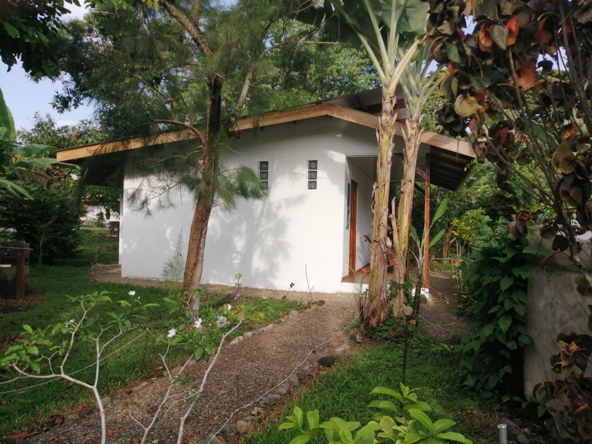 Cabinas Los Tucanes Cahuita Exterior photo