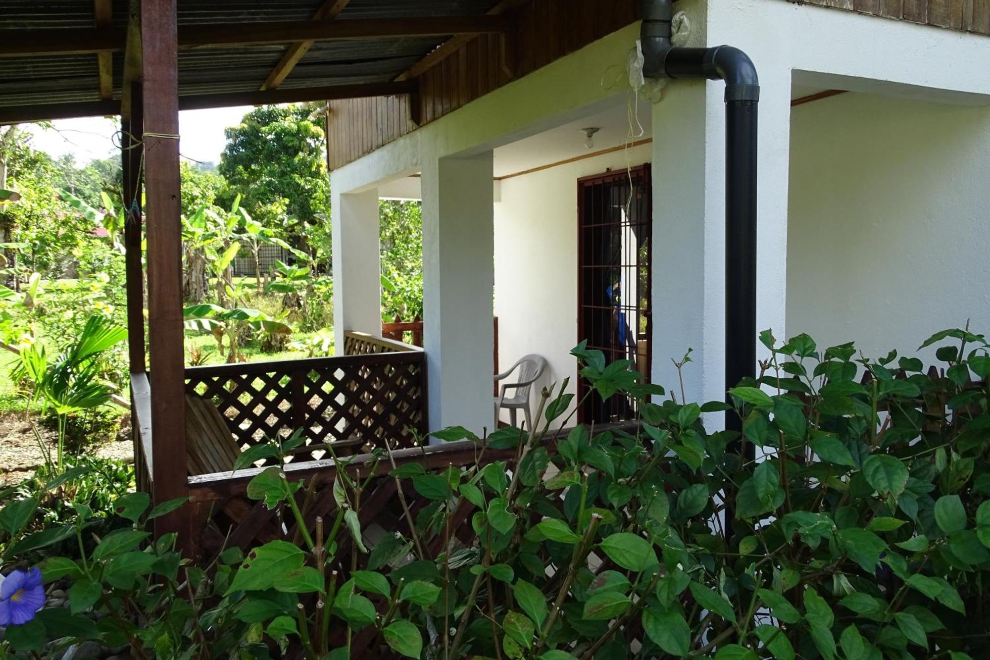 Cabinas Los Tucanes Cahuita Exterior photo