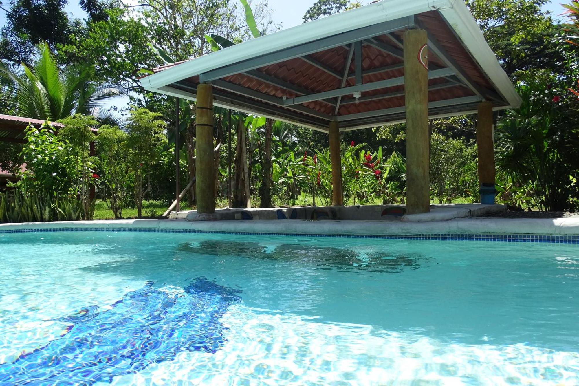 Cabinas Los Tucanes Cahuita Exterior photo