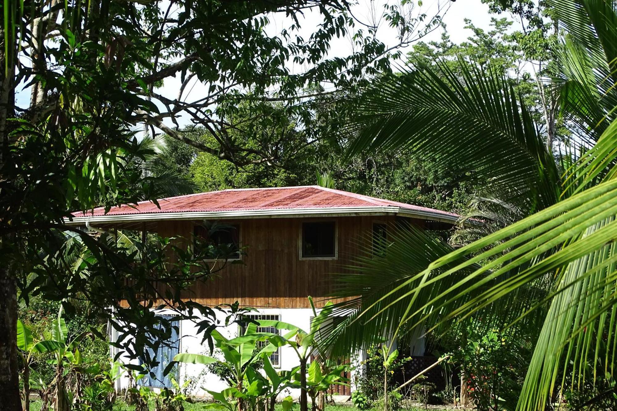 Cabinas Los Tucanes Cahuita Exterior photo