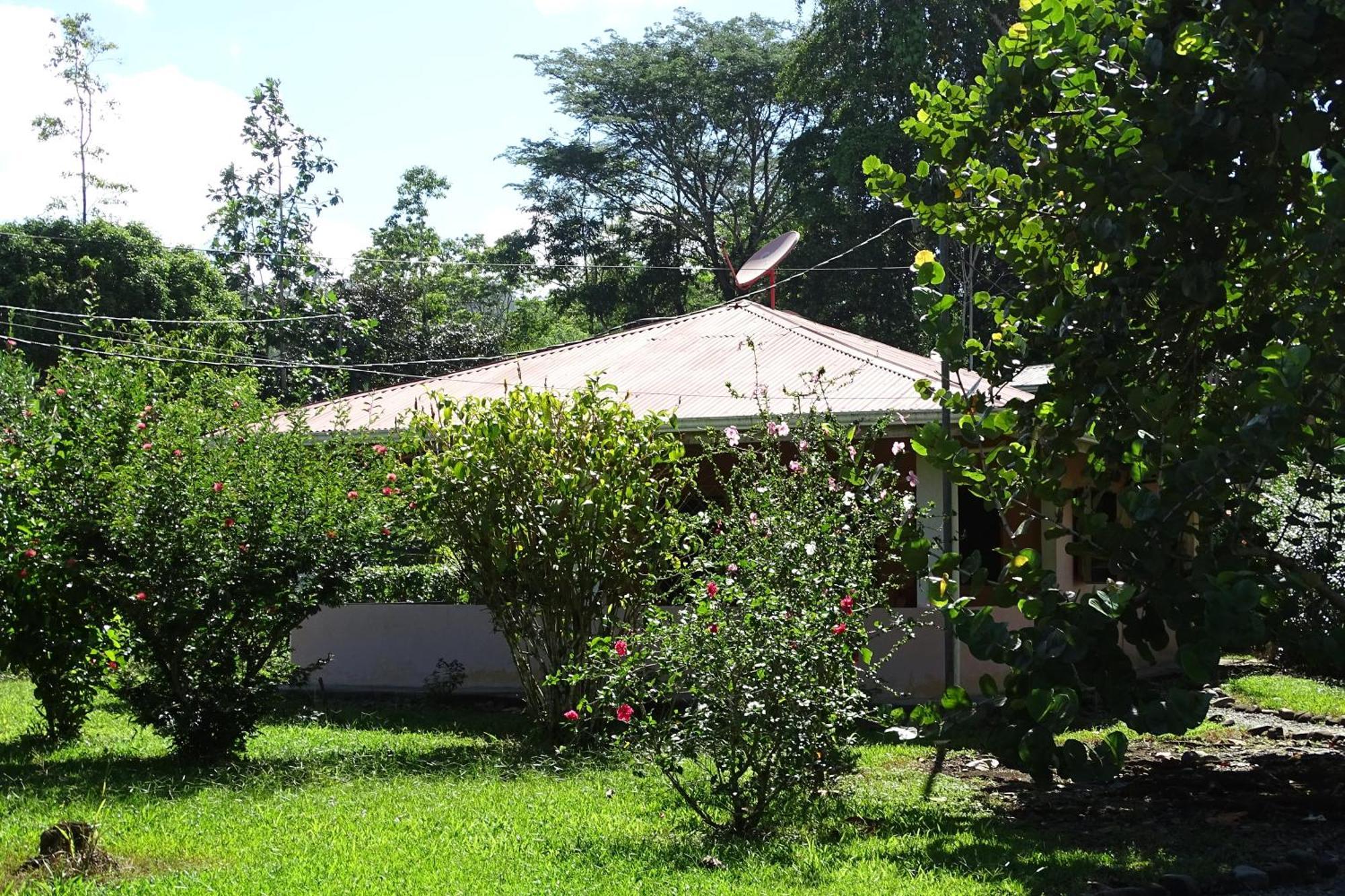 Cabinas Los Tucanes Cahuita Exterior photo